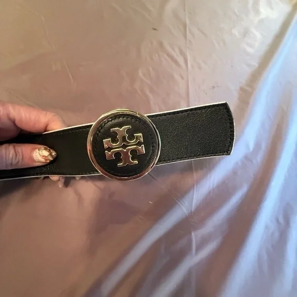 NWT Tory Burch Robinson Logo Reversible Belt 1.5” in Black/Luggage Leather M/L NWT Tory Burch Robinson Logo Reversible Belt 1.5” in Black  main image 2